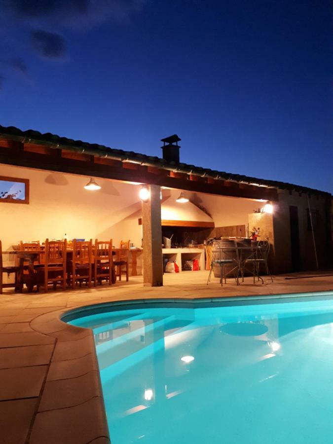 Gite Le Chalet Des Milles Et Un Chemins Castelnou Exterior foto
